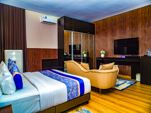JAMACOUS EXECUTIVE SUITE - Image 2