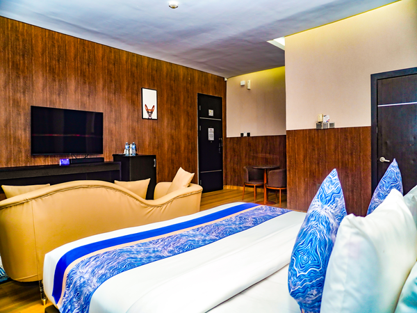 JAMACOUS EXECUTIVE SUITE - Image 3