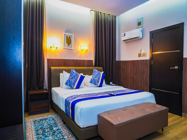 ROYAL EXECTIVE DELUXE - Image 1