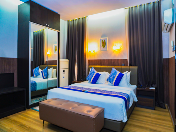 ROYAL EXECTIVE DELUXE - Image 2