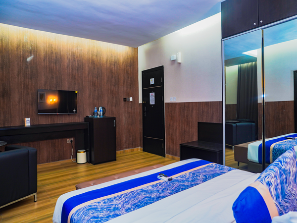 ROYAL EXECTIVE DELUXE - Image 4