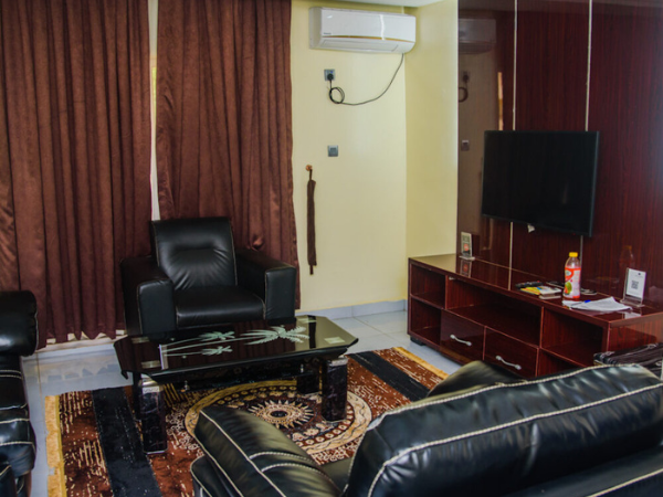 AMBASSADOR SUITE - Image 4
